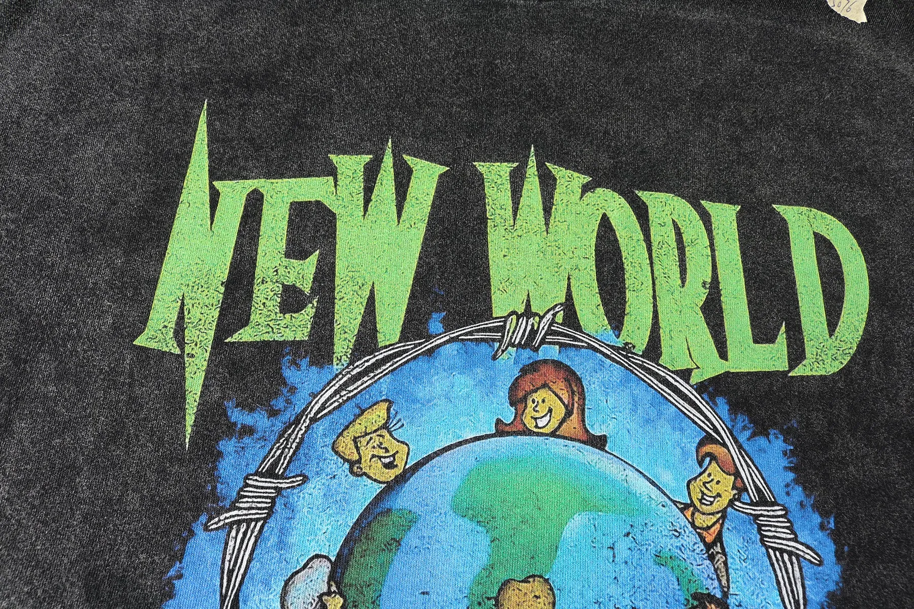 "NEW WORLD" AMERICAN VINTAGE DISTRESSED TEE